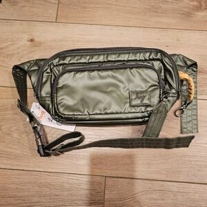 NWT Lug Hitch Belt Bag in Metallic Olive Green